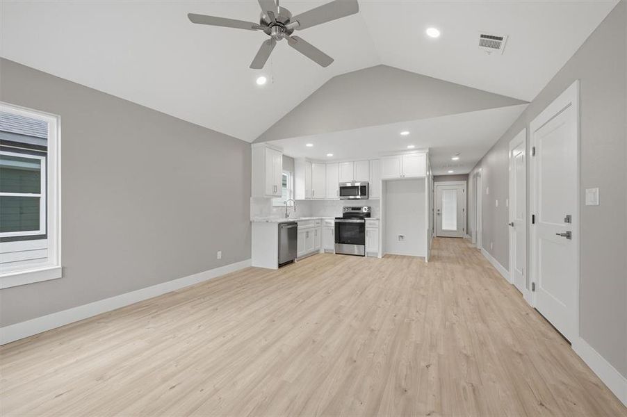 Spacious, unfurnished interior of a new home in , Sherman (Image 12).