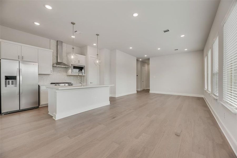 Spacious, unfurnished interior of a new home in Collin Creek, Plano (Image 19).