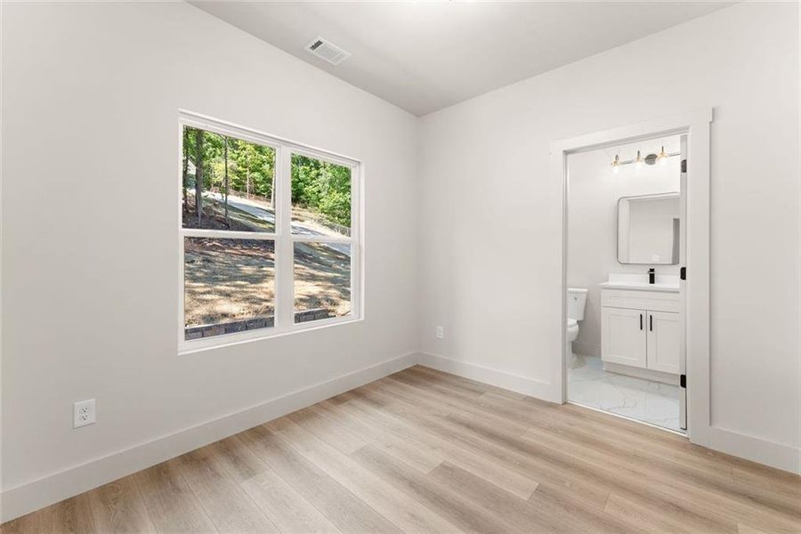 Spacious, unfurnished interior of a new home in , Gainesville (Image 17).
