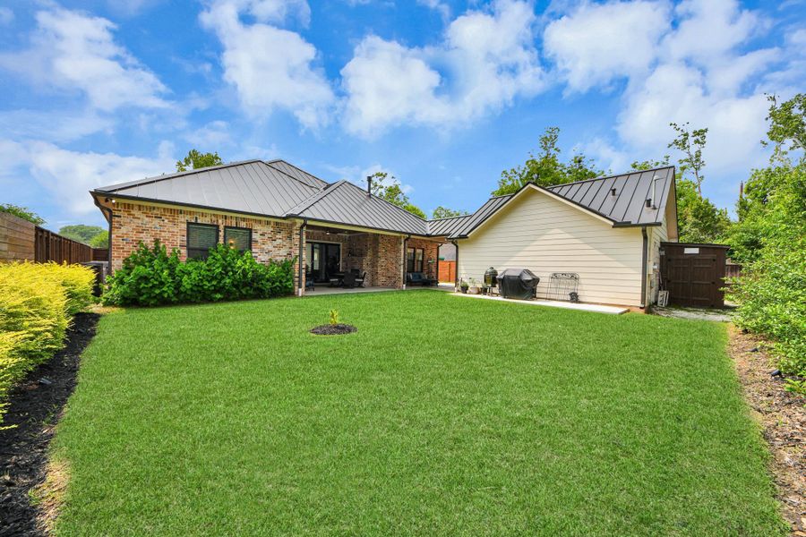 Exterior details and patio area of a home in , Sugar Land (Image 22).