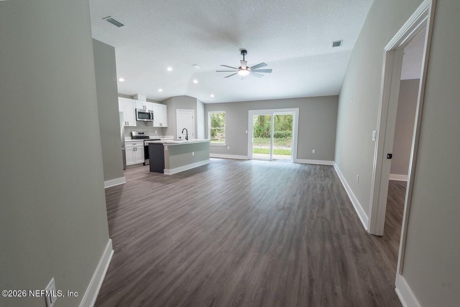 Spacious, unfurnished interior of a new home in , Florahome (Image 33).