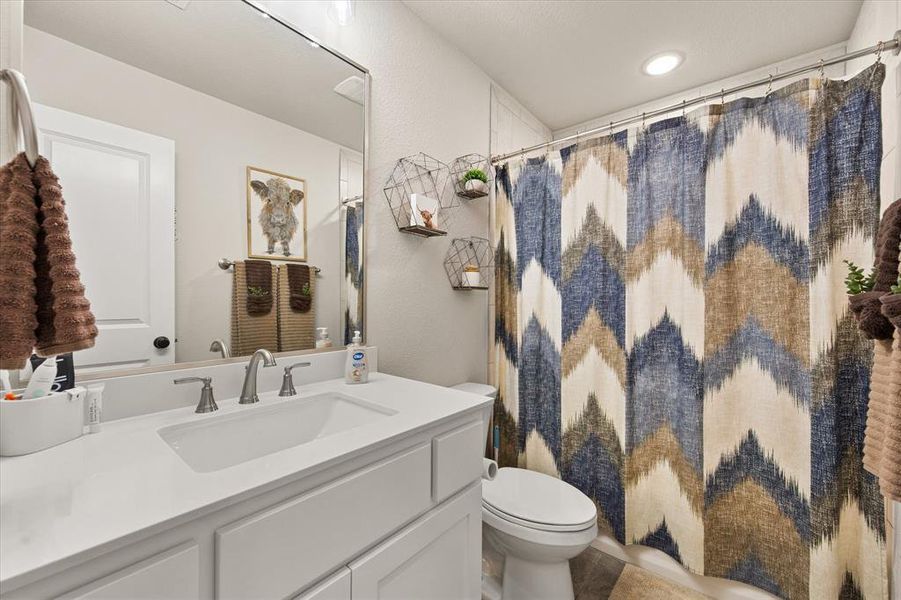 2nd Full bath near 2 split bedrooms