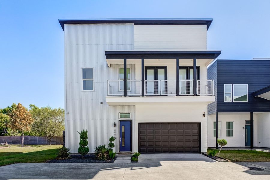 Front exterior of a new home in Avondale, Houston, TX, highlighting curb appeal (Image 2).