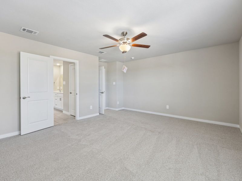 Spacious, unfurnished interior of a new home in Oak Ridge Park, Corinth (Image 14).