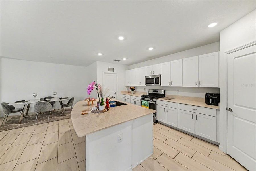 Furnished interior view inside a new home in Two Rivers, Zephyrhills (Image 10).