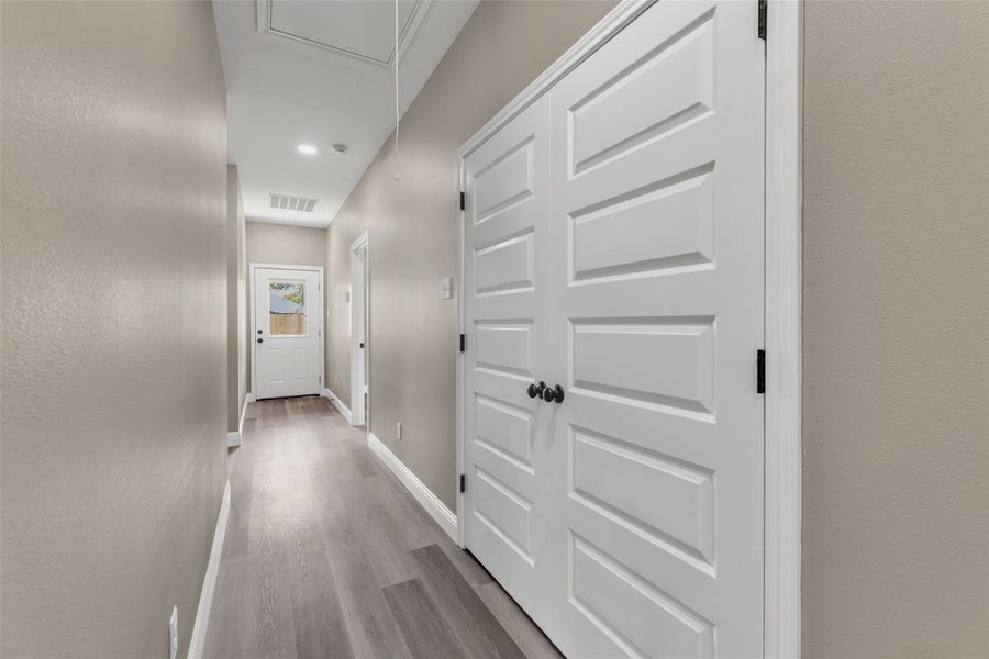 Spacious, unfurnished interior of a new home in , Navasota (Image 10).