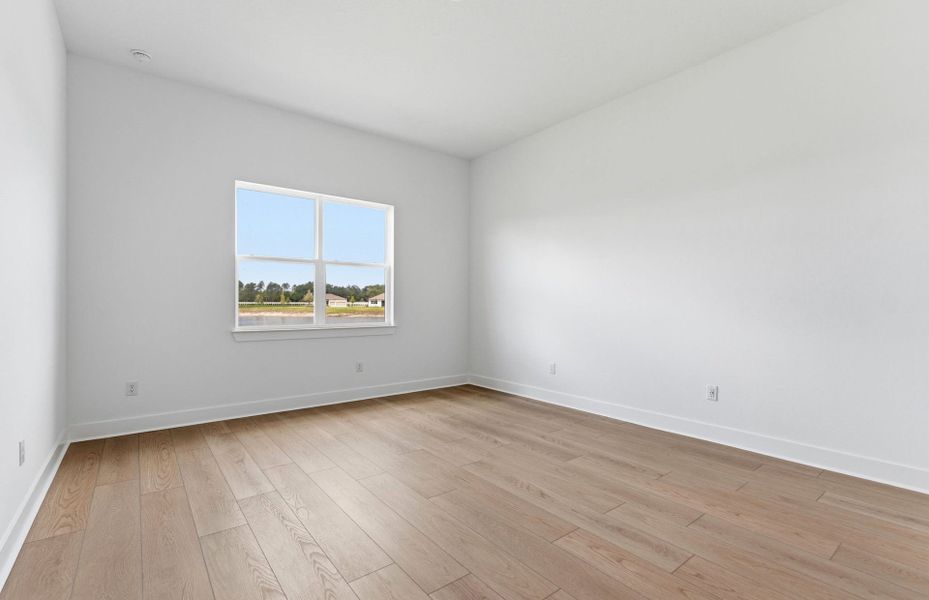 Spacious, unfurnished interior of a new home in Del Webb River Reserve, Spring Hill (Image 15).