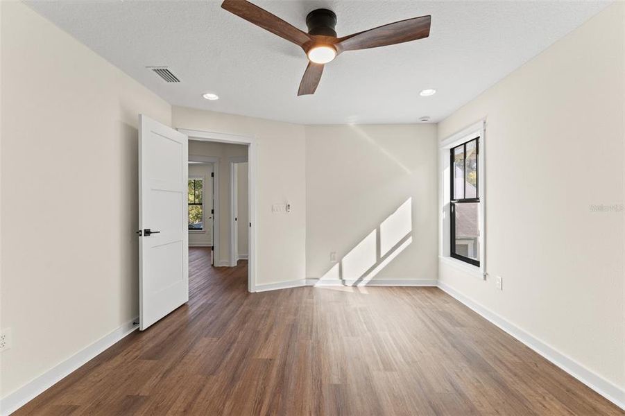 Spacious, unfurnished interior of a new home in , Tampa (Image 18).