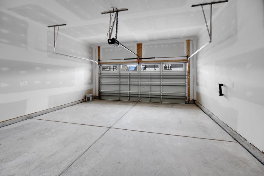 Spacious, unfurnished interior of a new home in Carnes Crossroads, Summerville (Image 5).