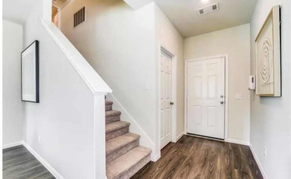 Spacious, unfurnished interior of a new home in The Pines At Seven Coves, Conroe (Image 11).