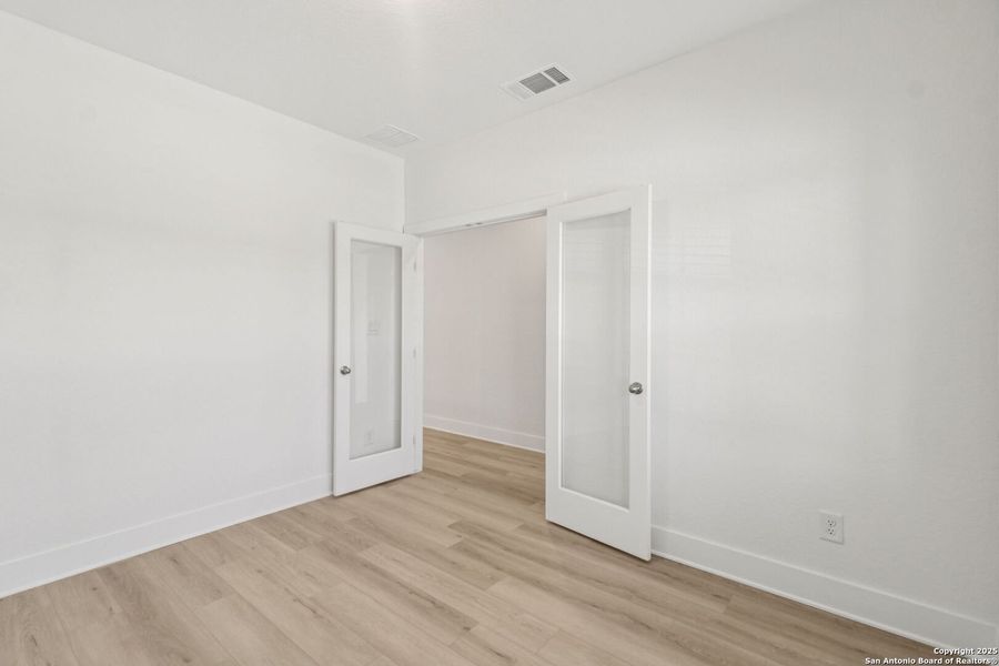 Spacious, unfurnished interior of a new home in Comanche Ridge, San Antonio (Image 16). Spacious, unfurnished interior of a new home in Comanche Ridge, San Antonio (Image 16).