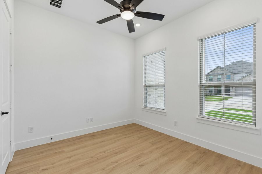 Spacious, unfurnished interior of a new home in Dove Hollow, Waxahachie (Image 32).