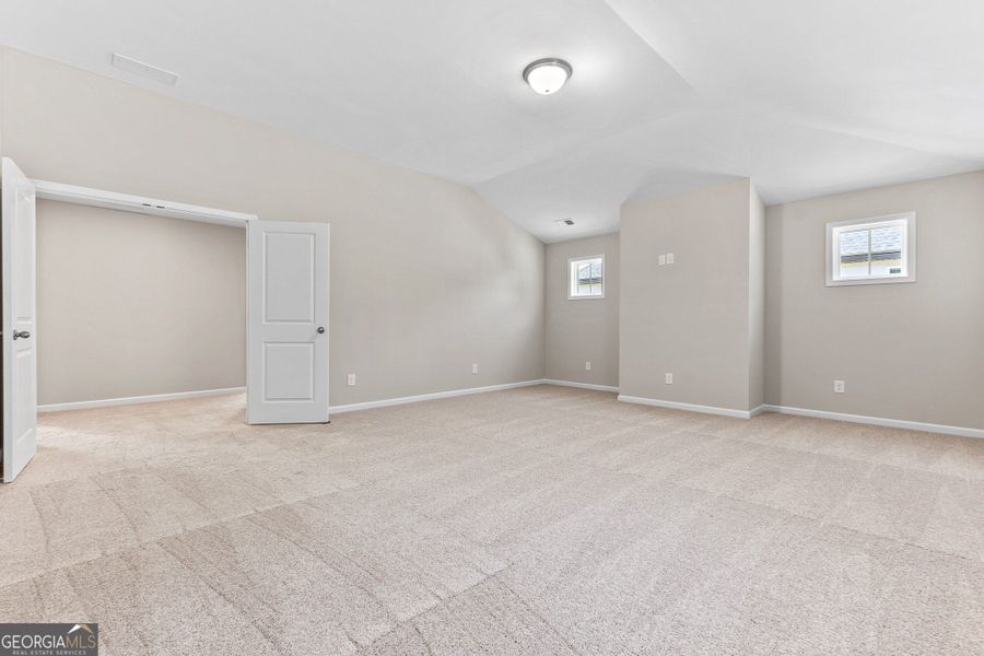 Spacious, unfurnished interior of a new home in Juliette Crossing, Forsyth (Image 55).