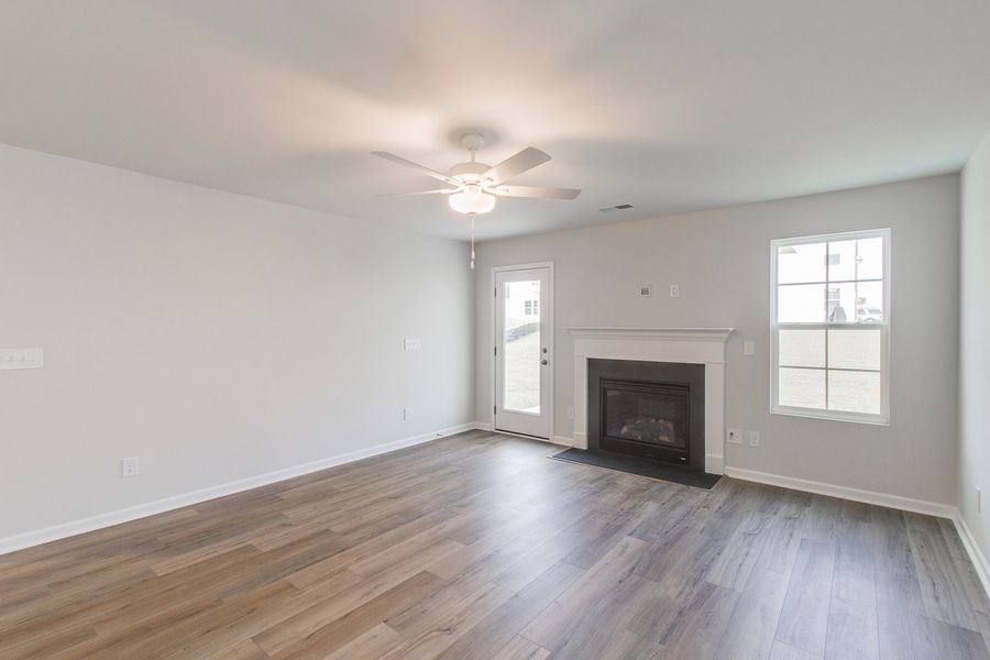 Spacious, unfurnished interior of a new home in Winston Point, Gilbert (Image 13).