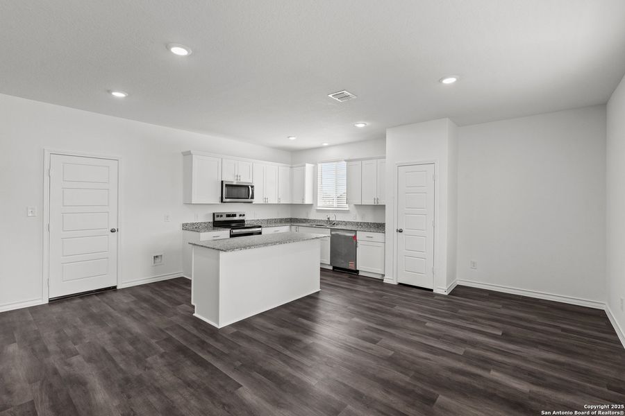 Spacious, unfurnished interior of a new home in , San Antonio (Image 27).