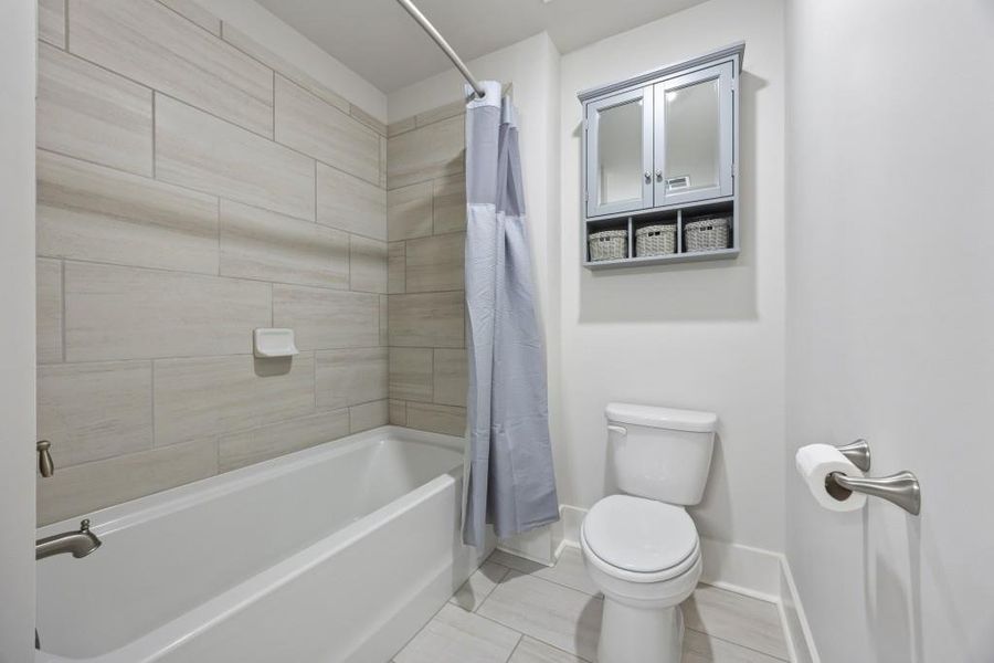 Furnished interior view inside a new home in The Cottages Of Lake Lanier, Gainesville (Image 33).