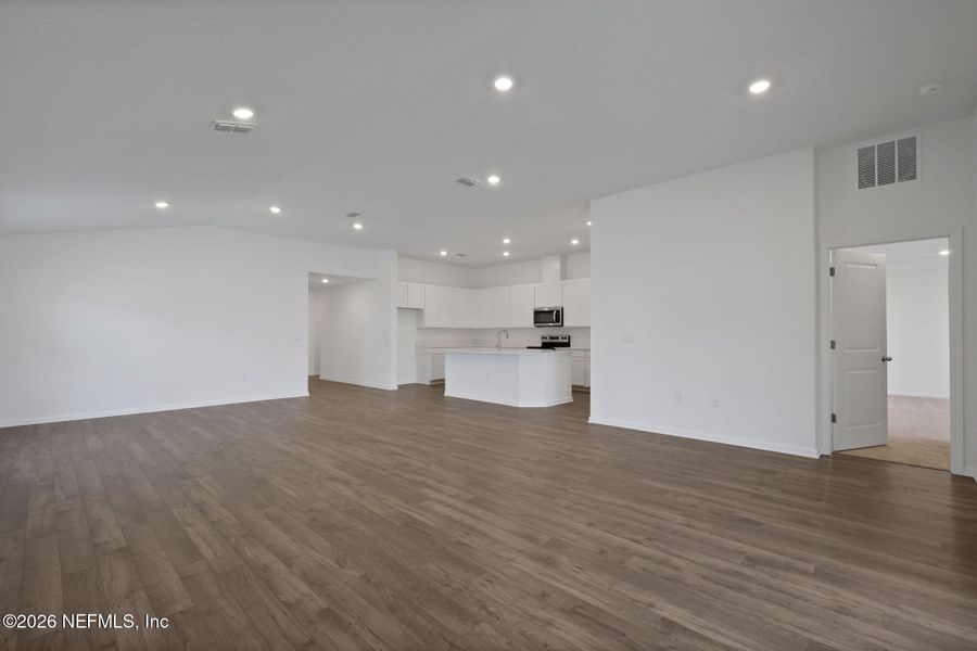 Spacious, unfurnished interior of a new home in Diamond Springs, Jacksonville (Image 18).