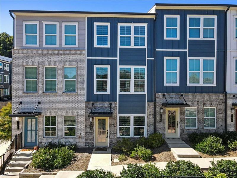 Condo located in Atlanta, GA showcasing its design and architecture (Image 3).