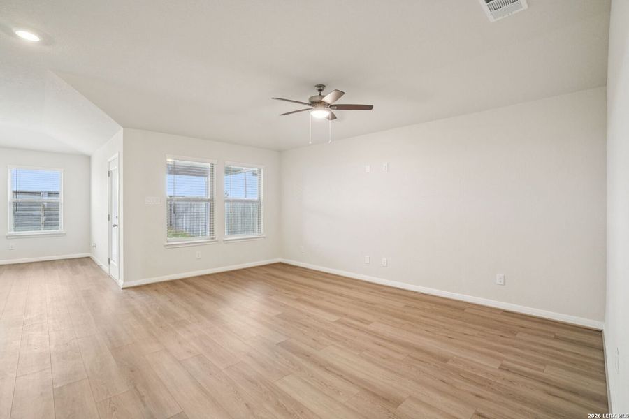 Spacious, unfurnished interior of a new home in Catalina, Converse (Image 34).