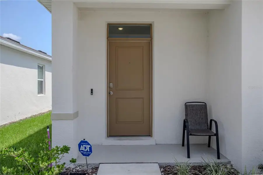 Exterior details and patio area of a home in , Umatilla (Image 3).