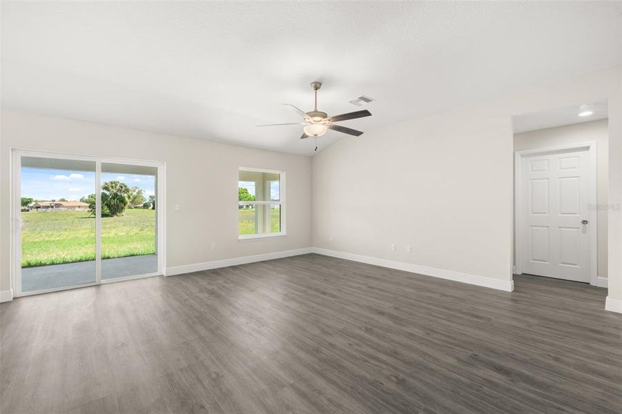 Spacious, unfurnished interior of a new home in , Sebring (Image 18).