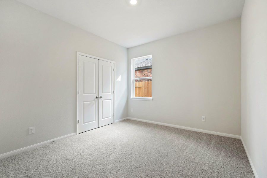 Spacious, unfurnished interior of a new home in Canterra Creek, Iowa Colony (Image 10).