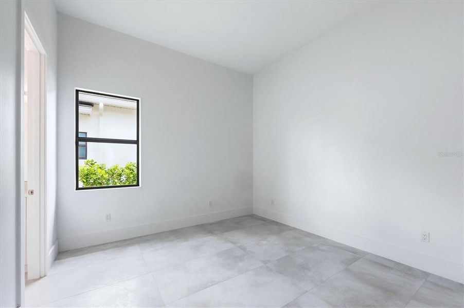 Spacious, unfurnished interior of a new home in , Sarasota (Image 22).