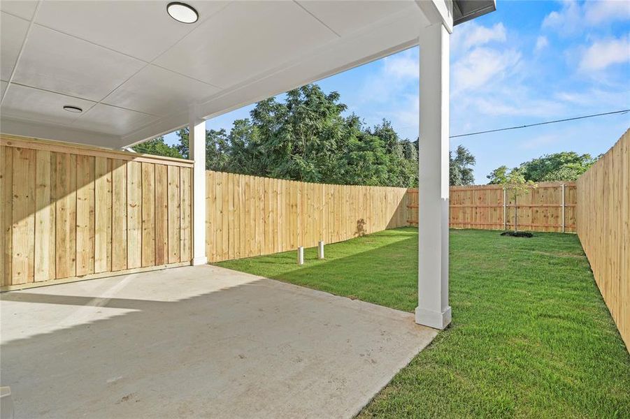 Exterior details and patio area of a home in , Dallas (Image 3).