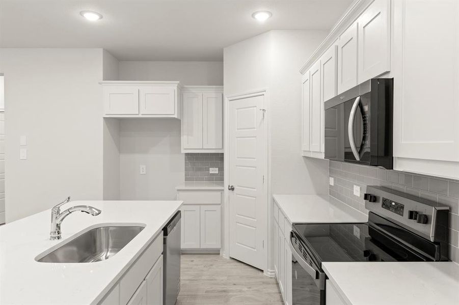 17. 3311 Dahlia - Kitchen (4)