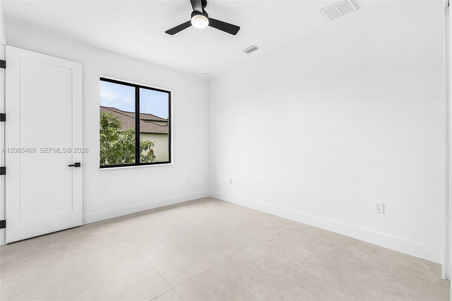Spacious, unfurnished interior of a new home in , Cape Coral (Image 17).