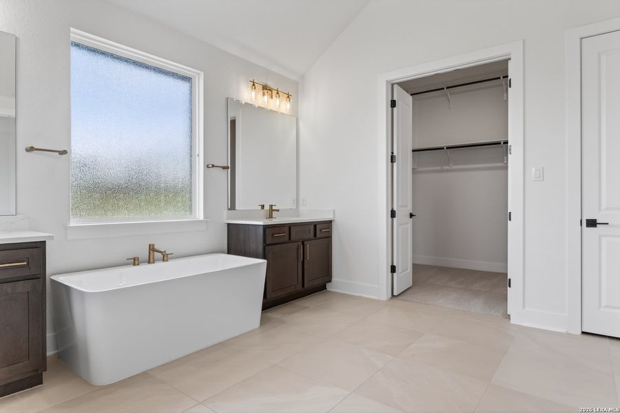Furnished interior view inside a new home in Waldsanger, New Braunfels (Image 14).