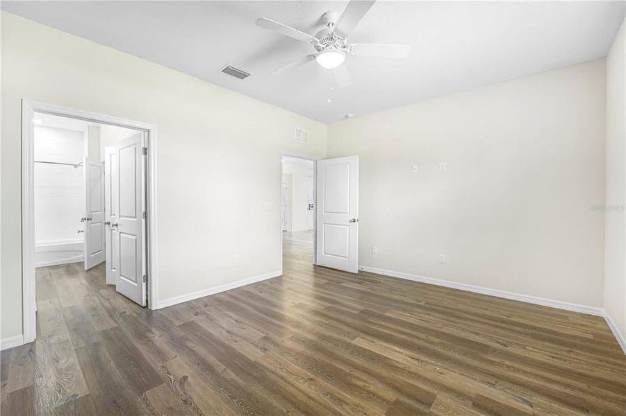 Spacious, unfurnished interior of a new home in , Weeki Wachee (Image 37).