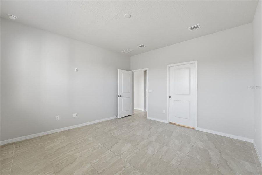 Spacious, unfurnished interior of a new home in , St. Cloud (Image 19).