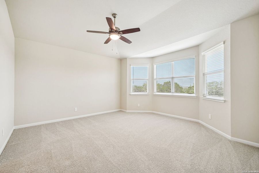 Spacious, unfurnished interior of a new home in Thomas Pond, San Antonio (Image 34).