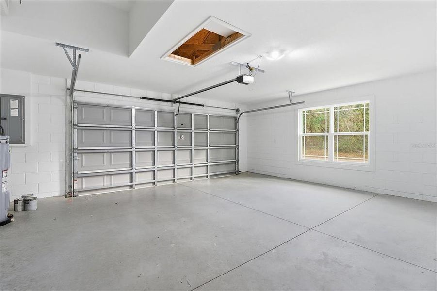 Spacious, unfurnished interior of a new home in , Dunnellon (Image 30).