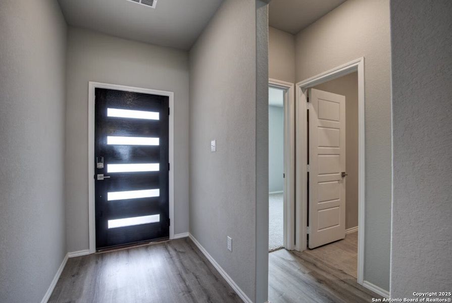 Spacious, unfurnished interior of a new home in Hickory Ridge, San Antonio (Image 21).