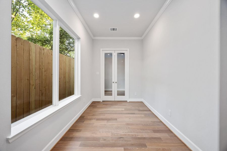 Dinner parties, game nights, or Taco Tuesday—this flexible dining space adapts to whatever your life looks like. And yes, that’s your home office just steps away.