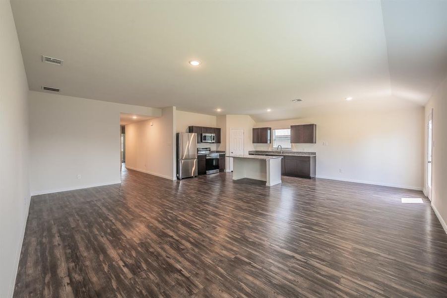 Spacious, unfurnished interior of a new home in Craftsman’s Corner, Cleburne (Image 19).