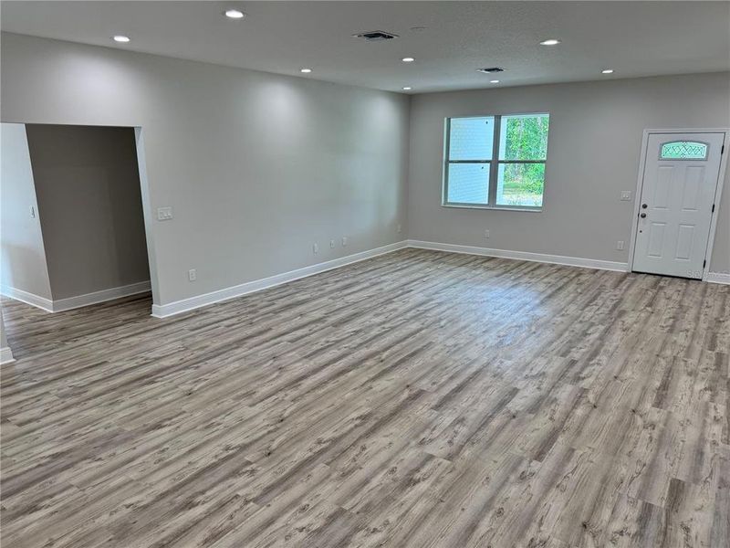 Spacious, unfurnished interior of a new home in , Dade City (Image 16).