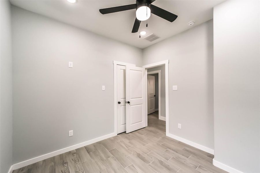 Spacious, unfurnished interior of a new home in , Conroe (Image 24).