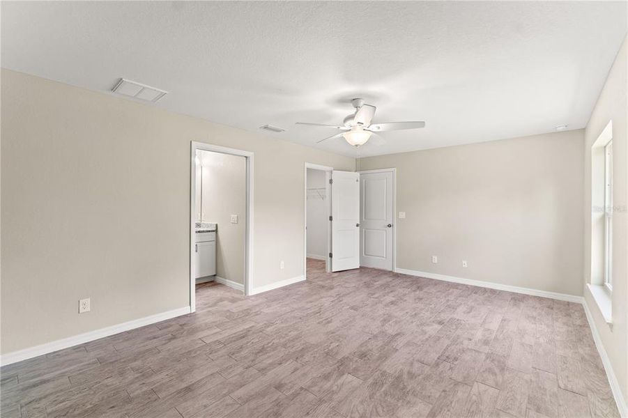 Spacious, unfurnished interior of a new home in , Port Charlotte (Image 10).