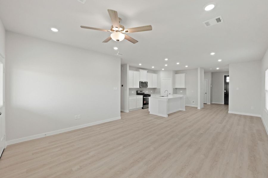 Spacious, unfurnished interior of a new home in River Ranch Trails, Dayton (Image 13).