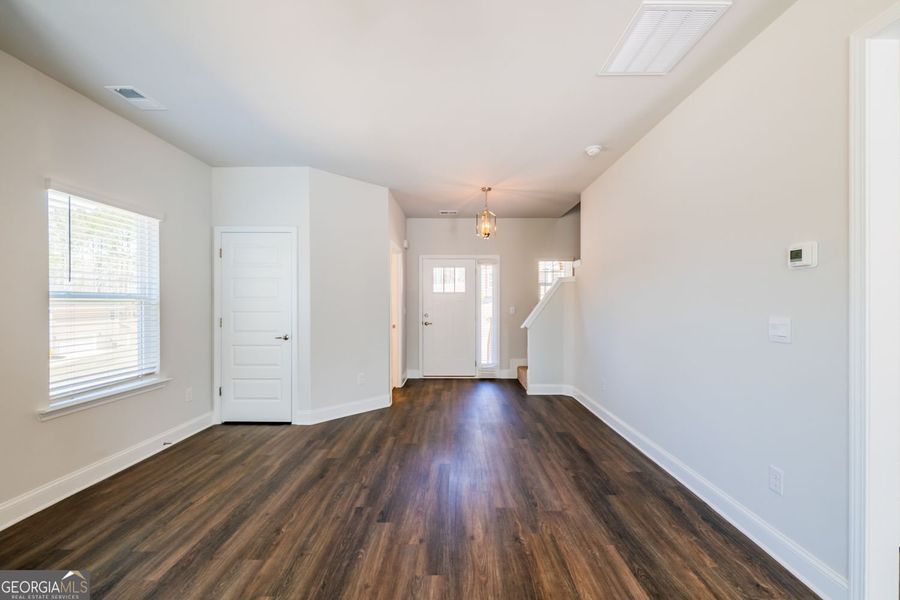 Spacious, unfurnished interior of a new home in Carson's Walk, Macon (Image 9).