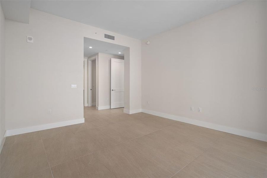 Spacious, unfurnished interior of a new home in , St. Petersburg (Image 34).