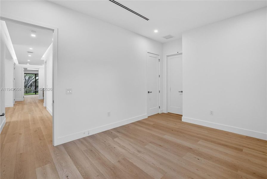 Spacious, unfurnished interior of a new home in , Fort Lauderdale (Image 42).