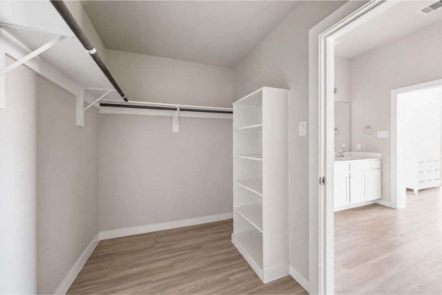 Spacious, unfurnished interior of a new home in Ambrose, La Marque (Image 17).