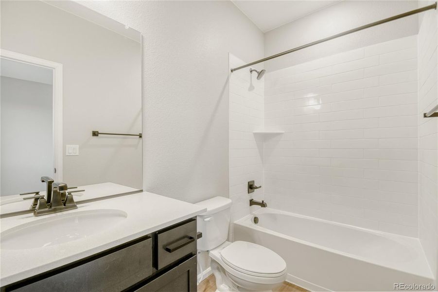 Main floor en suite bath