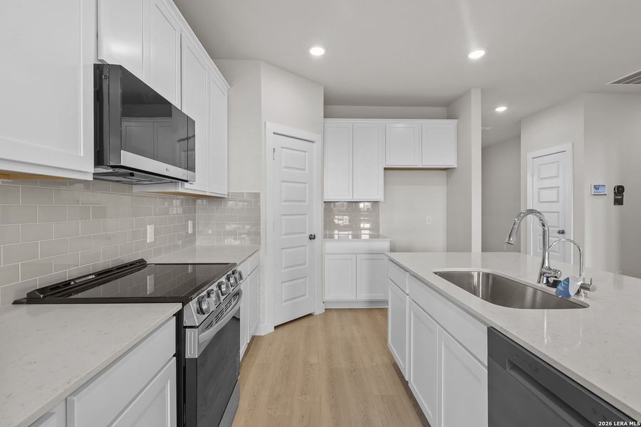 Furnished interior view inside a new home in Hiddenbrooke, Seguin (Image 5).