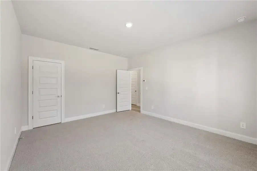 Spacious, unfurnished interior of a new home in , Lawrenceville (Image 34).