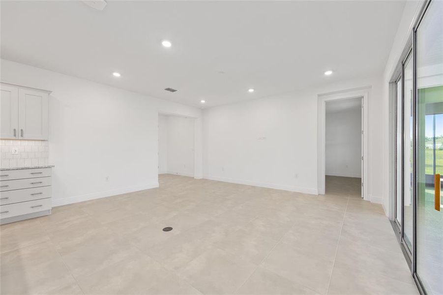 Spacious, unfurnished interior of a new home in , Ocala (Image 15).